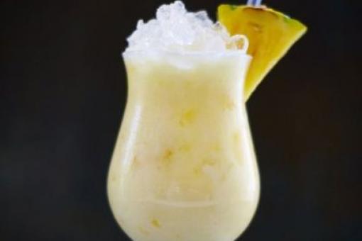 مشروب بينا كولادا مع جوز الهند