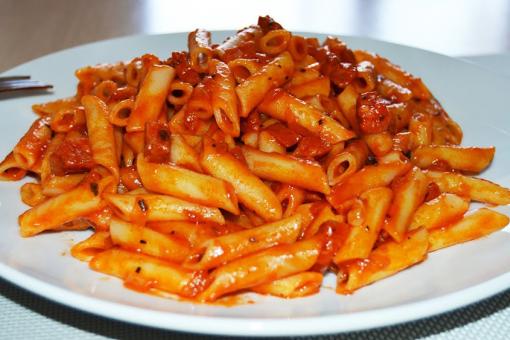 المعكرونة المحمرة بصلصة الطماطم