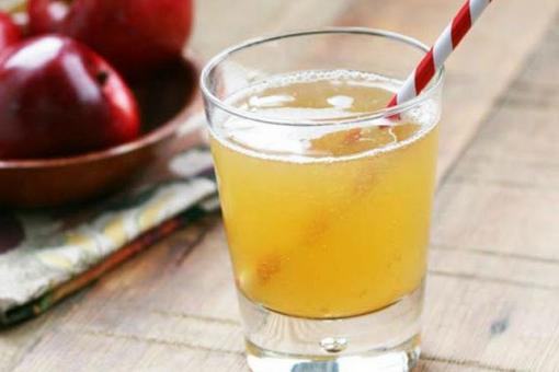 مشروب الصودا مع عصير التفاح