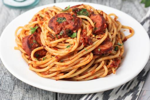 طريقة عمل اسباغيتي بالسوسيس أو النقانق