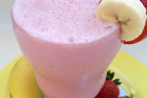 طريقة عمل كوكتيل الفراولة والموز