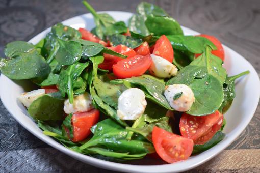 سلطة الروكا مع جبنة الحلوم