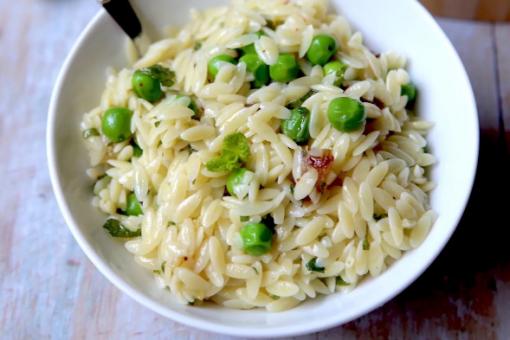 طريقة عمل سلطة لسان العصفور بالبازلاء