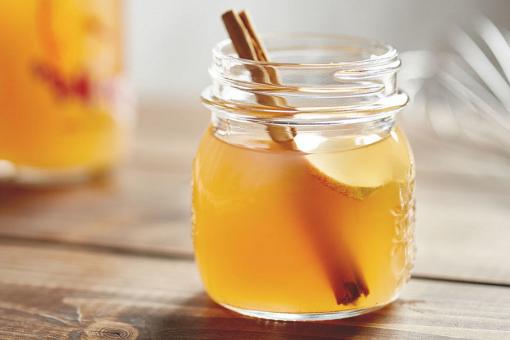 شاي أخضر بالقرفة والتفاح