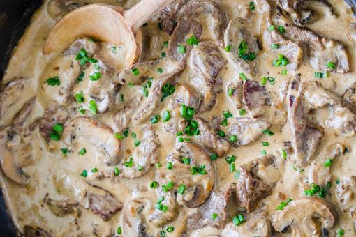 طريقة عمل طاجن اللحم بالفطر والكريمة