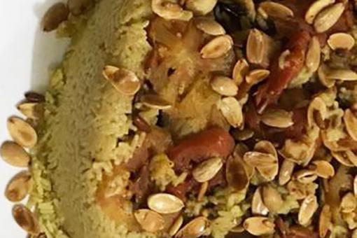 طريقة عمل المقلوبة الحمراء بالدجاج والمكسرات