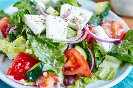 طريقة عمل سلطة يونانية مع جبنة الفيتا