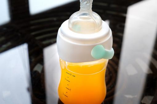 عصير البرتقال للرضيع