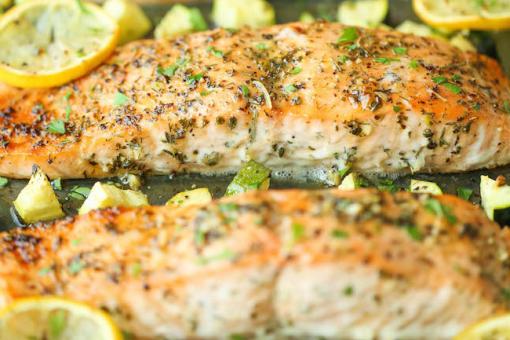 شرائح السلمون بالأعشاب والخضروات الصحي