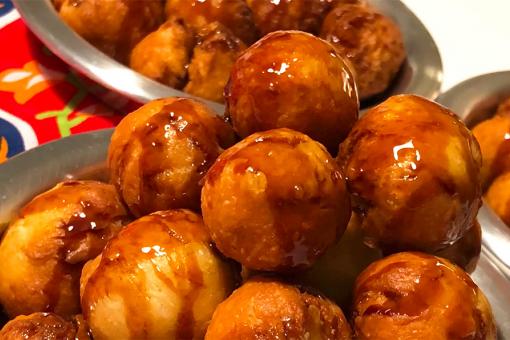 لقيمات بعسل التمر