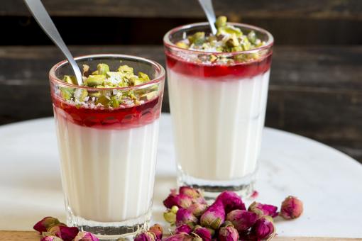 حلوى البودينغ بحليب اللوز وماء الورد