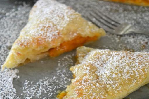 مثلثات المشمش بجوز الهند