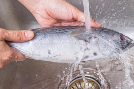 التخلص من رائحة السمك من اليدين