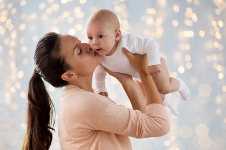 تقبيل الأطفال الرضع من الفم