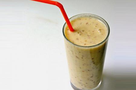 عصير التمر بالحليب والزبيب