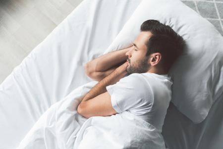 قلة النوم تؤثر سلبيا على الهرمون الذكوري لدى الرجل