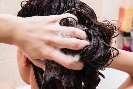 شطف الشعر بالماء الساخن أم البارد