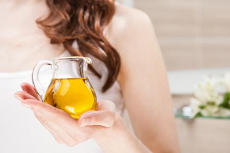 زيت الزيتون لبشرة ناعمة و شعر لامع