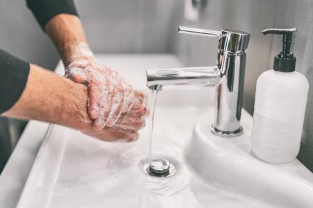 تجنب فيروس كورونا قبل دخول المنزل