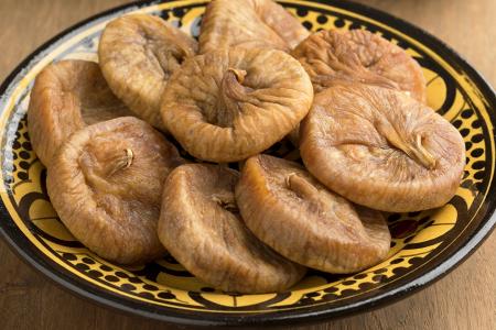 فوائد تناول التين المجفف على الريق