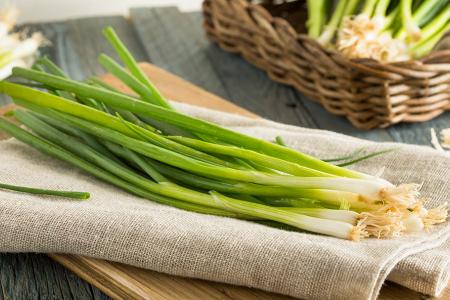 فوائد البصل الأخضر