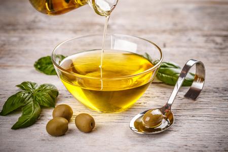 فوائد تناول زيت الزيتون على الريق