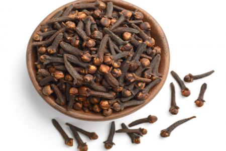 فوائد مضغ القرنفل على الريق