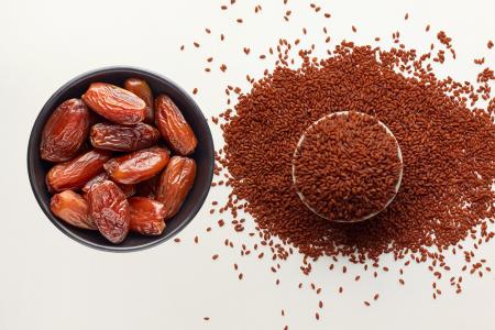 حب الرشاد مع التمر