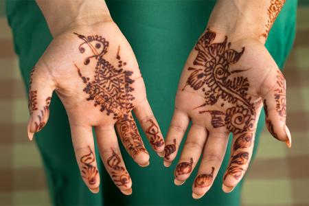 أزيل الحناء من الجسم بطريقة آمنة