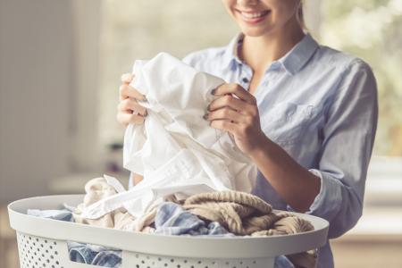 إزالة بقع الزيت من الملابس