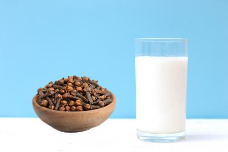 فوائد القرنفل مع الحليب