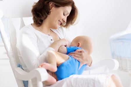 فوائد الرضاعة الطبيعية لنمو الطفل