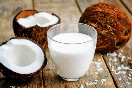 فوائد حليب جوز الهند للبشرة