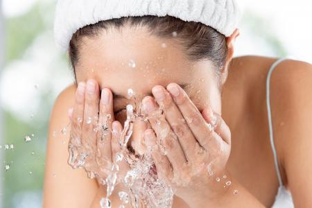 فوائد غسل الوجه بالماء البارد للبشرة