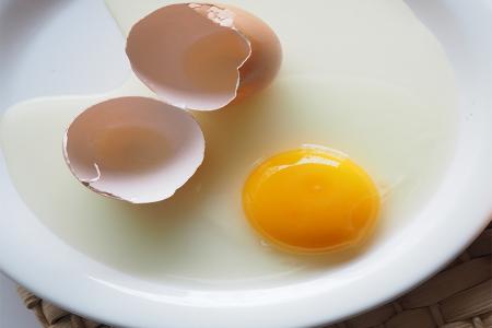 فوائد تناول البيض النيء