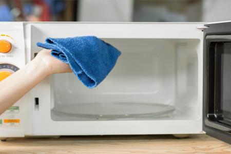 كيفية تنظيف الميكروويف بطرق سهلة وبسيطة