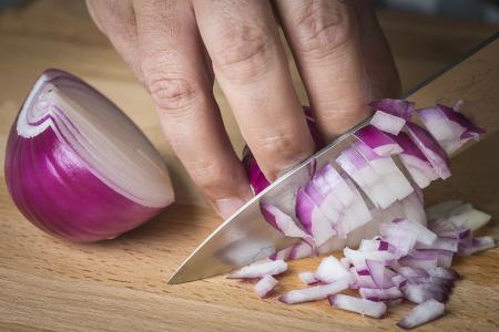 كيفية تقطيع البصل بدون دموع بطرق فعالة