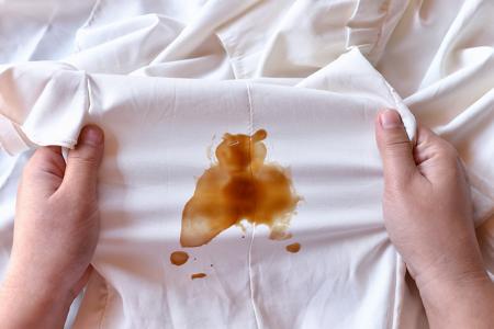 إزالة بقع القهوة عن الملابس البيضاء