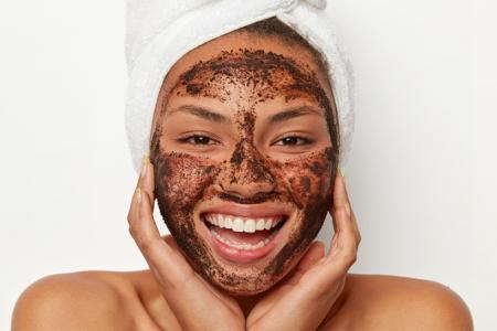 فوائد ماسك القهوة للبشرة وطرق استخدامه