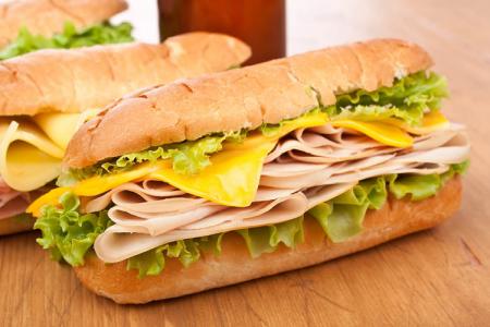 ساندويش الديك الرومي المدخن مع الخس