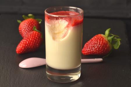 موس الشوكولاتة البيضاء مع الفراولة