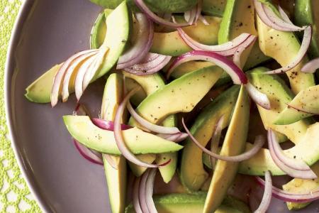 سلطة الأفوكادو والبصل