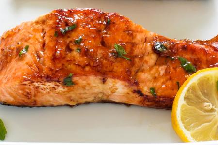 سمك السلمون المشوي بالعسل
