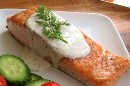 السلمون بصلصة الشبت