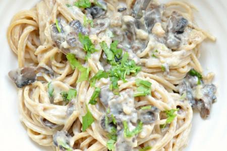 معكرونة سباغيتي بالكريمة والمشروم