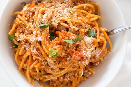 معكرونة بالفرن مع صلصة الطماطم واللحم المفروم