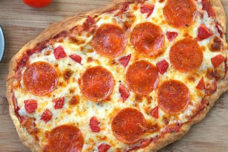 بيتزا عجينة البف باستري بشرائح ببروني