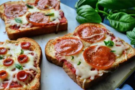 بيتزا بخبز التوست مع الببروني