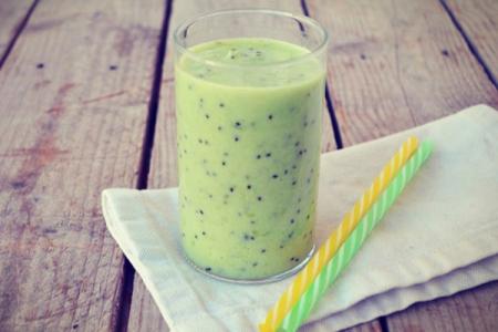 سموثي الكيوي بالعسل والزبادي