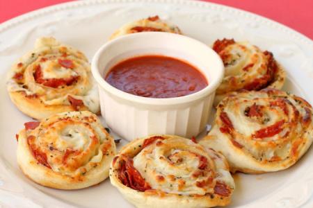 رول البيتزا بالدجاج الحار